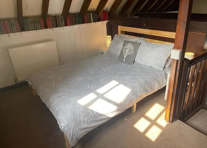 Cosy Cottage Next To Farmers Arms Country Pub.